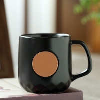黑白铜牌马克杯咖啡杯陶瓷水杯创意马克杯企业礼品广告杯雕刻logo